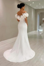Fabuloso vestido de novia blanco sin mangas con hombros descubiertos y corte sirena de satén