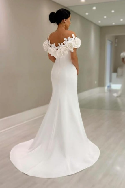 Fabuloso vestido de novia blanco sin mangas con hombros descubiertos y corte sirena de satén