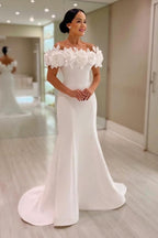 Fabuloso vestido de novia blanco sin mangas con hombros descubiertos y corte sirena de satén