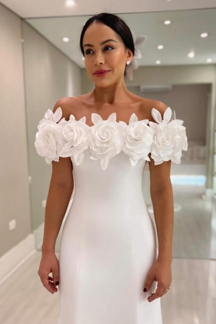 Fabuloso vestido de novia blanco sin mangas con hombros descubiertos y corte sirena de satén