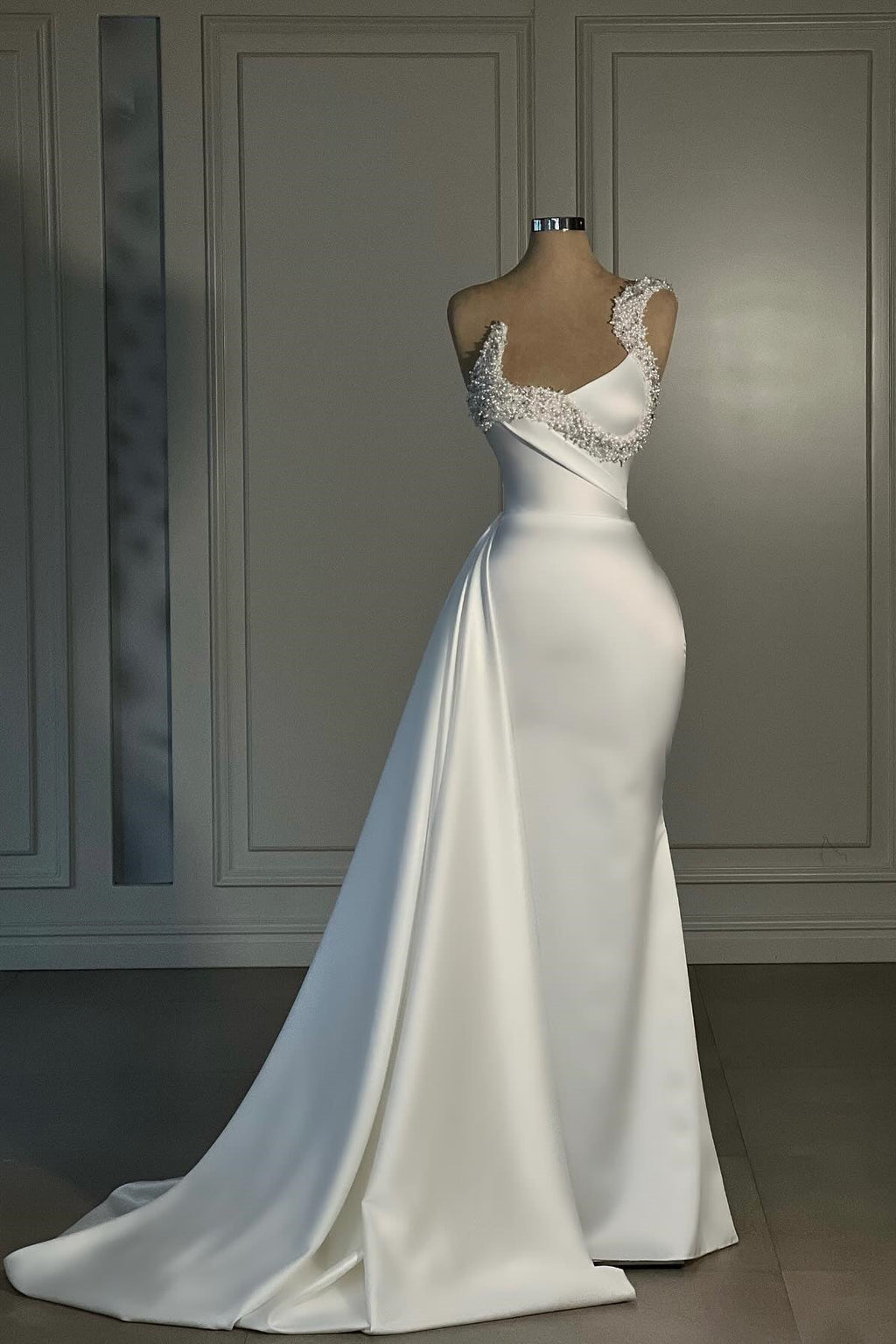 Vestidos de Noiva Brancos de Cetim com Ombro Único, Sem Mangas, Estilo Sereia Maravilhoso com Pedras Brilhantes