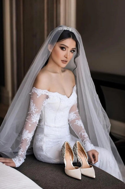 Fabelhaftes schulterfreies Langarm-Meerjungfrauen-Bodenlanges Spitzen-Brautkleid mit Kapellenschleppe 