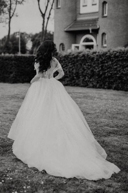Robes de mariée fabuleuses en tulle, sans manches, à encolure dégagée et coupe trapèze, ornées d'appliques