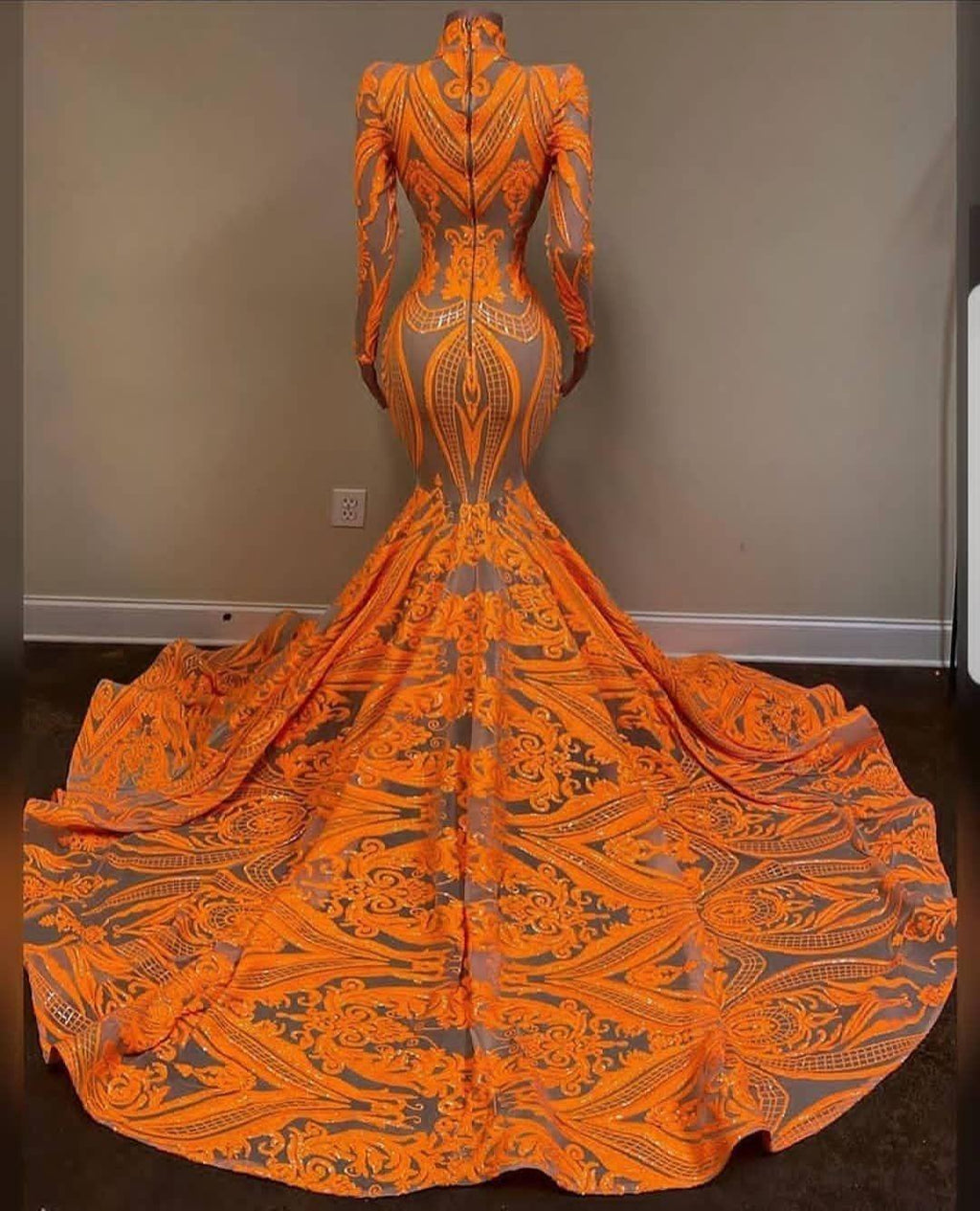 Vestidos de fiesta sirena con mangas largas de encaje y apliques de halter naranja fabuloso