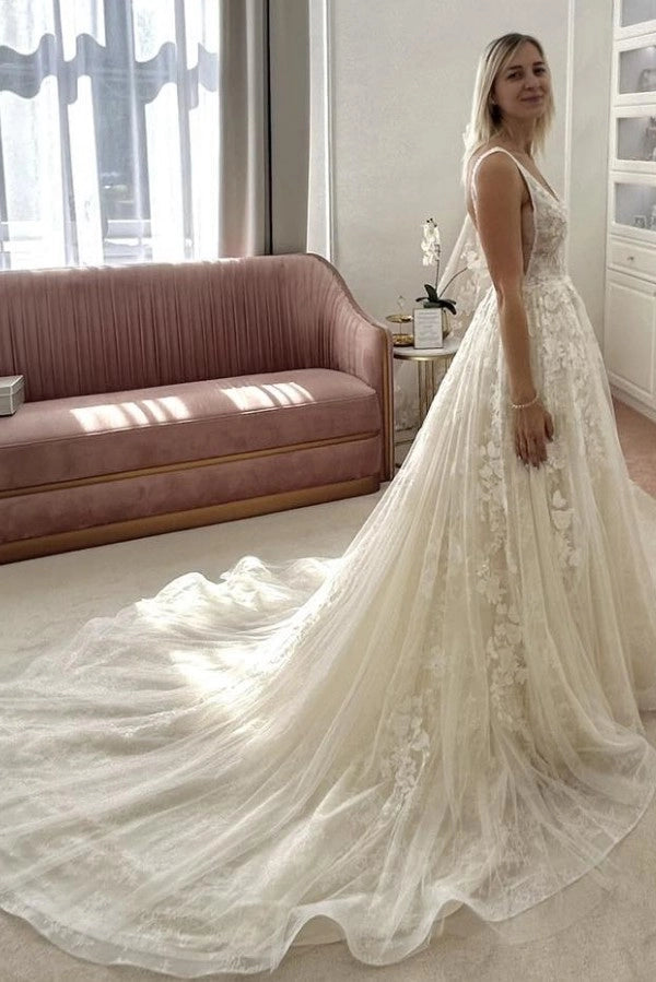 Vestido de noiva marfim com decote em V sem mangas evasé com aplicações e cauda capela