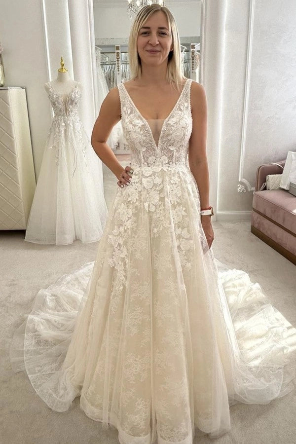 Vestido de noiva marfim com decote em V sem mangas evasé com aplicações e cauda capela