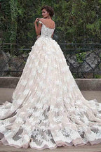 Fantásticos vestidos de novia de tul con escote barco y encaje