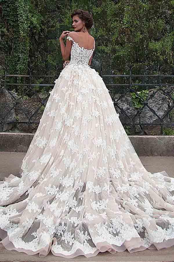 Fantásticos vestidos de novia de tul con escote barco y encaje