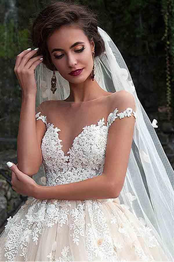 Fantásticos vestidos de novia de tul con escote barco y encaje