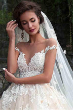 Fantásticos vestidos de novia de tul con escote barco y encaje