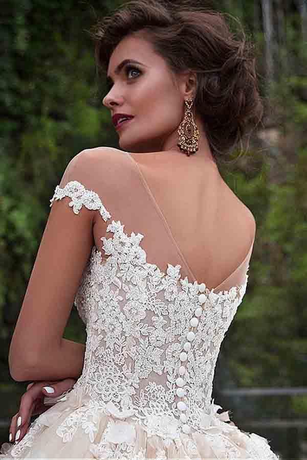 Fantásticos vestidos de novia de tul con escote barco y encaje