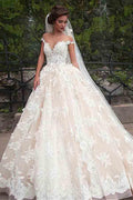 Fantásticos vestidos de novia de tul con escote barco y encaje