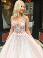 Robe de bal fascinante longue en ligne A avec appliques en dentelle, tulle, dos nu et col en V