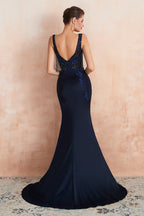 Vestido de noite fascinante longo de cetim com cauda de sereia e joias