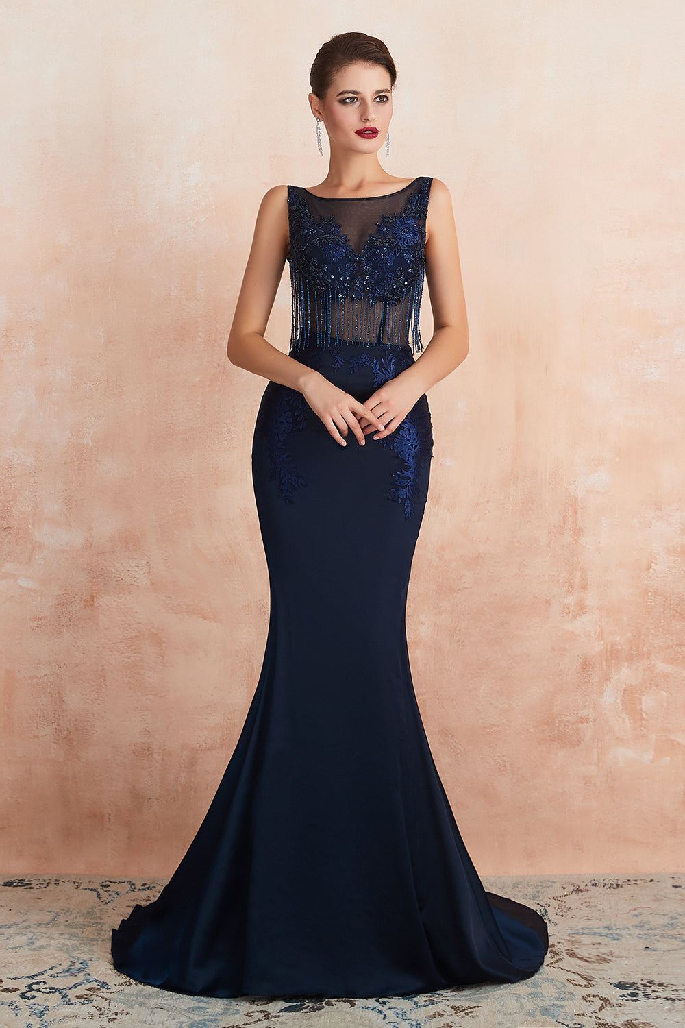 Vestido de noite fascinante longo de cetim com cauda de sereia e joias