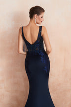 Vestido de noite fascinante longo de cetim com cauda de sereia e joias