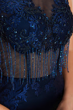 Vestido de noite fascinante longo de cetim com cauda de sereia e joias