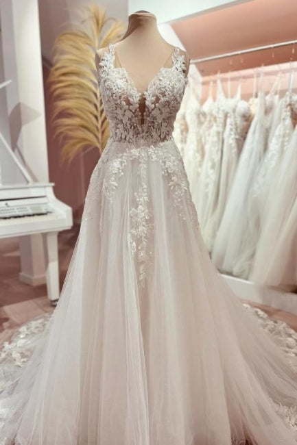 Robe de mariée longue en tulle avec dentelle, en ligne A, col en V, avec traîne