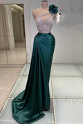 Robe de bal longue vert foncé à une épaule ornée de bijoux sans manches