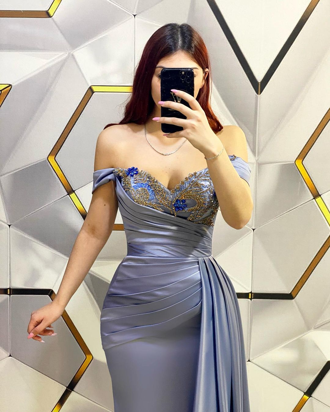 Robe de bal longue sirène à paillettes, décolletée épaules nues, avec volants