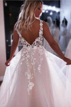 Robe de mariée à bretelles mode, ligne A, dos nu, col en V avec dentelle