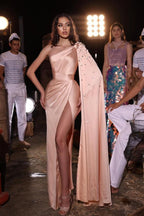 Robe de bal longue en satin pêche à une épaule avec fente