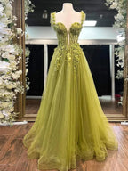 Faylina | Vestidos largos de fiesta con escote corazón en tul color salvia y a línea con aplicaciones de encaje