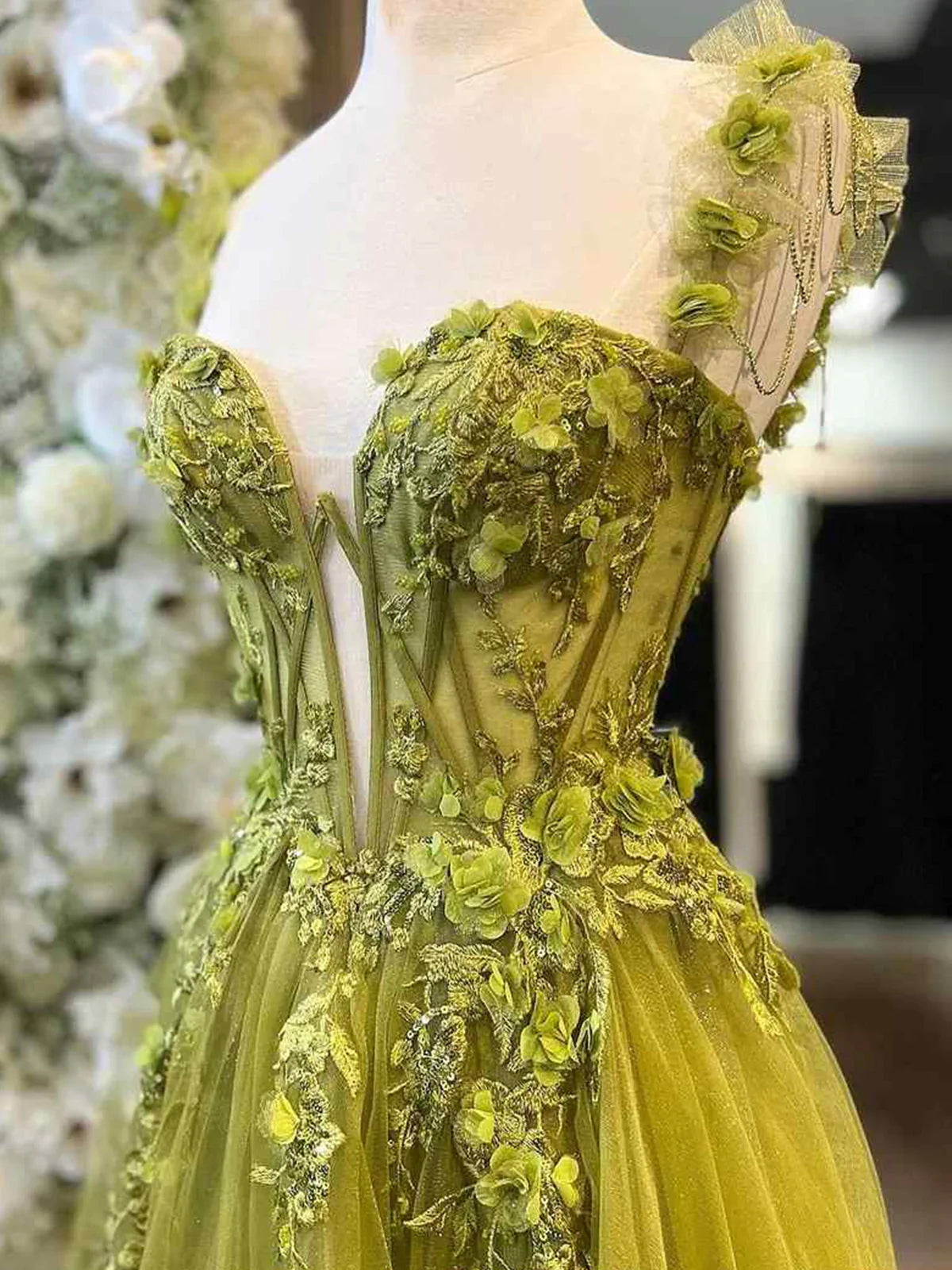 Faylina | Vestidos largos de fiesta con escote corazón en tul color salvia y a línea con aplicaciones de encaje
