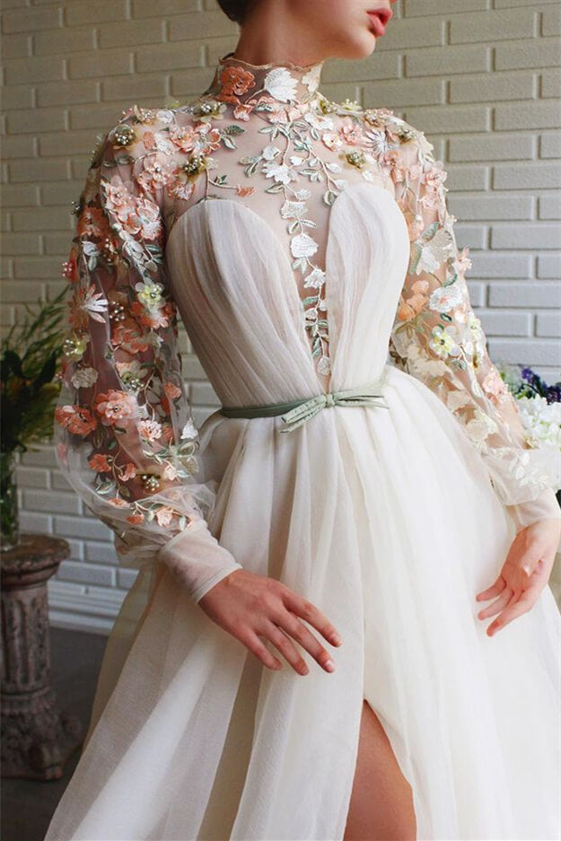 Vestidos de baile brancos com mangas compridas, corte evasê, gola alta, tule, flores e cauda de sereia com racha