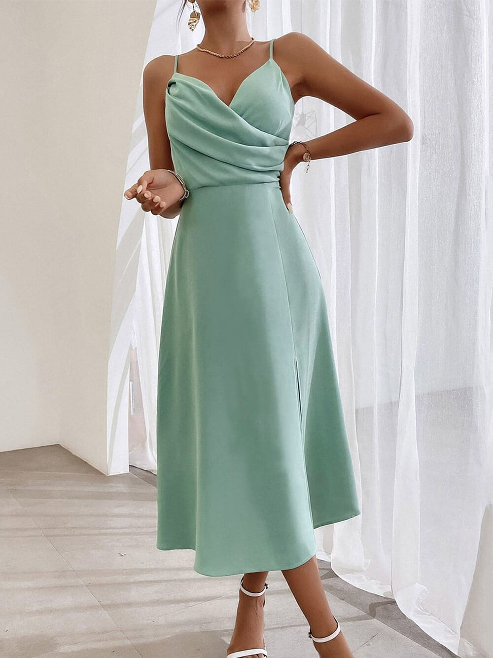 Elegantes Kleid mit Spaghettiträgern und plissiertem Beinschlitz 
