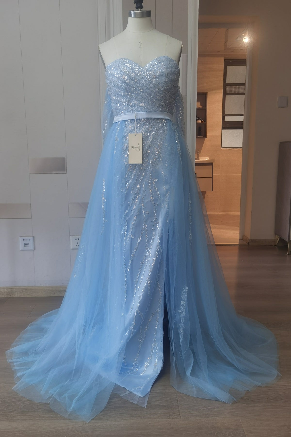 Robe de bal en tulle bleu ciel fendue à épaules dénudées avec ornements en paillettes