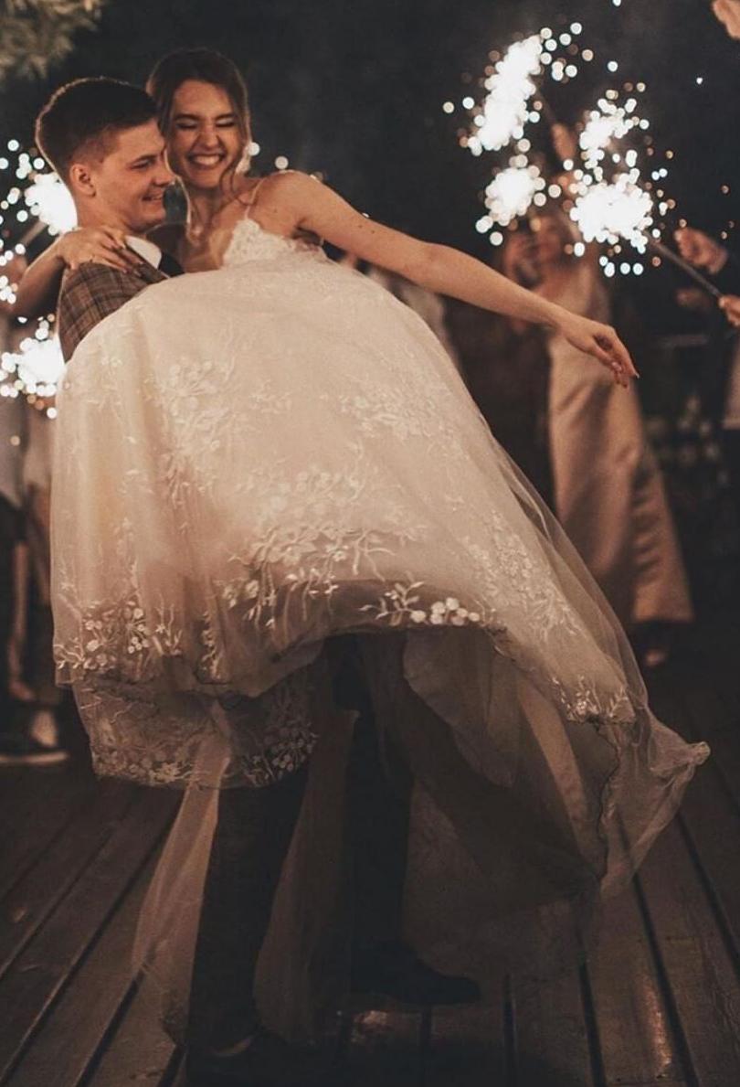 Romantic Long Tulle Lace Wedding Dress with Spaghetti Straps A Line V Neck