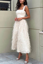 Robe mi-longue à encolure carrée en tissu à franges duveteuses, allure féerique et séduisante
