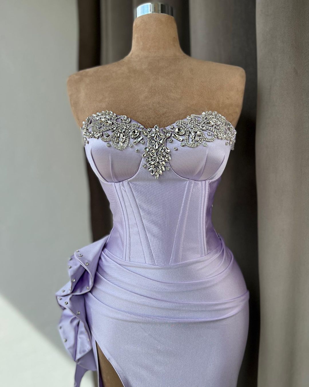 Robe de bal sirène lilas clair fendue haute sans bretelles avec strass