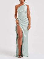Robe longue satinée avec fente