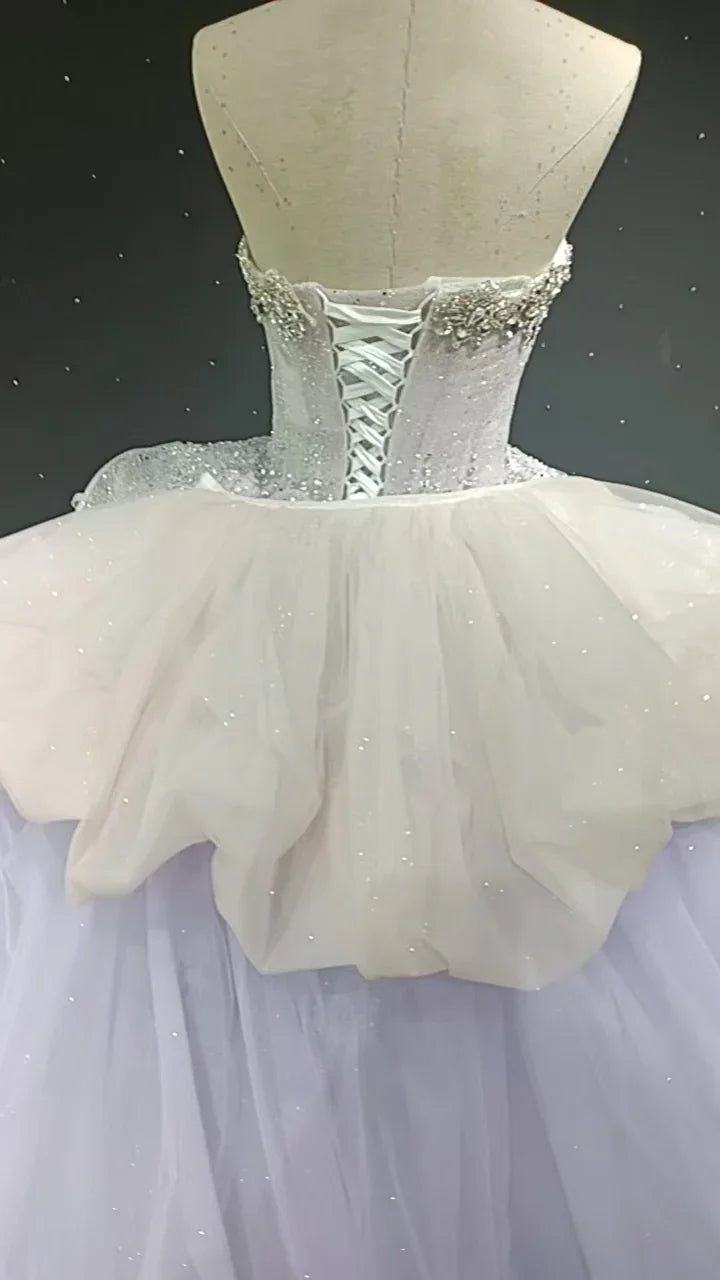 Robe bouton de fleur ornée de cristaux et de plumes voilées étoilées