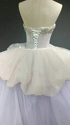 Robe bouton de fleur ornée de cristaux et de plumes voilées étoilées
