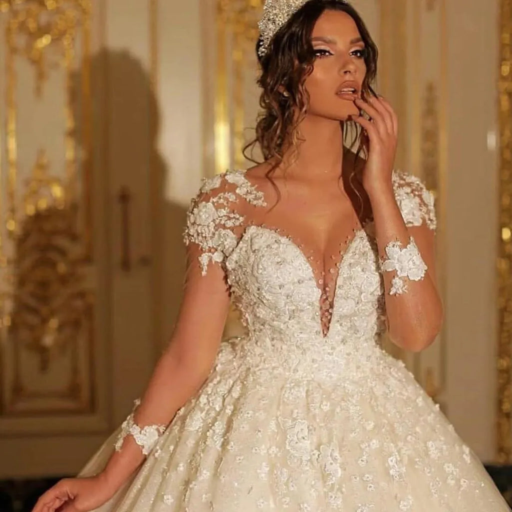 Vestido de noiva elegante com mangas compridas e aplicações de renda