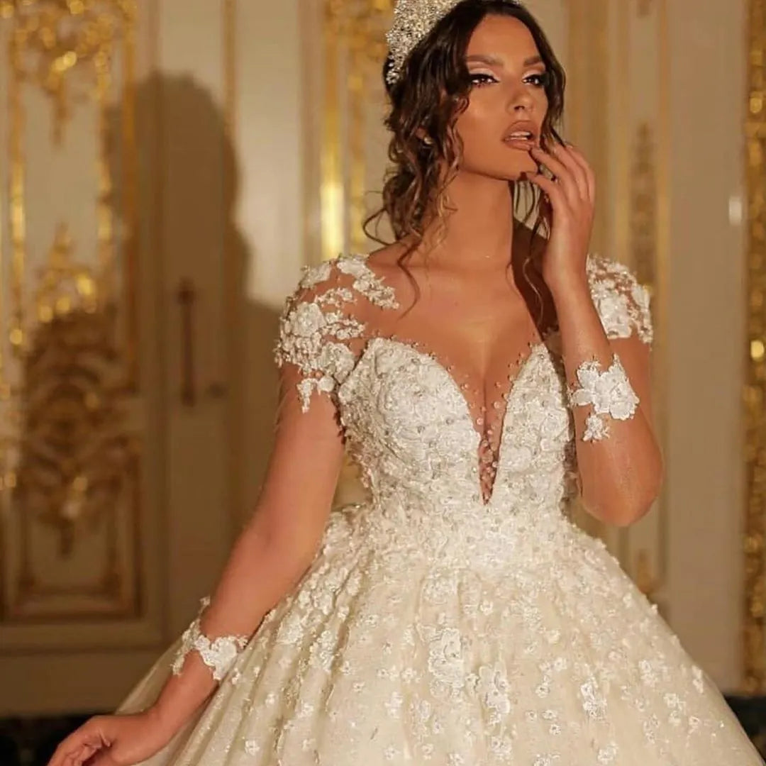 Vestido de noiva elegante com mangas compridas e aplicações de renda