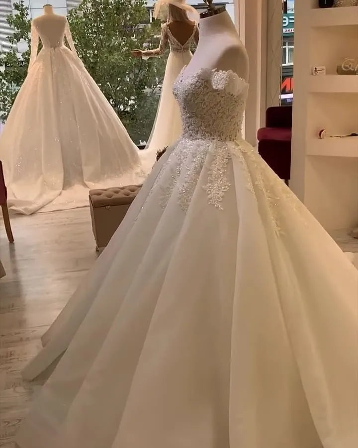 Chic Off Shoulder Ruffles A Line Sweetheart Wedding Dress With Appliques Lace