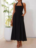Robe noire courte à encolure dos nu et taille marquée