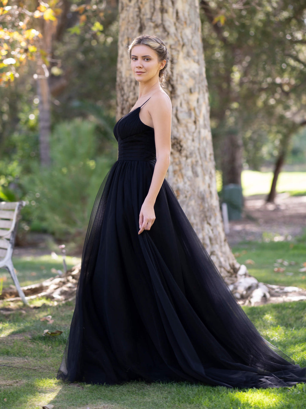 Vestido de cerimónia com decote em V, tule e cauda varrida