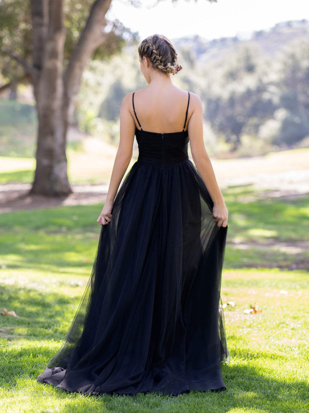 Vestido de cerimónia com decote em V, tule e cauda varrida
