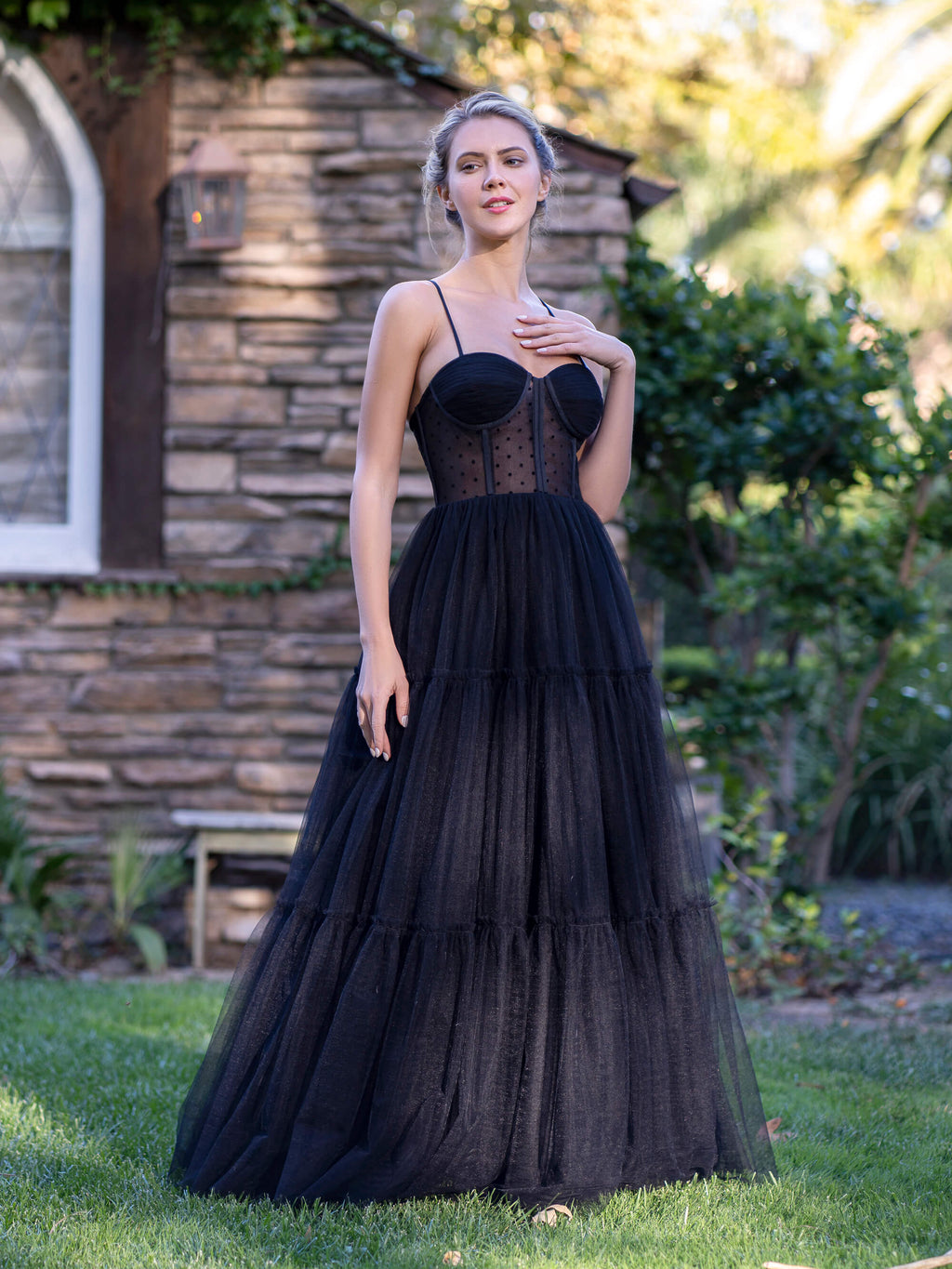 Bodenlanges Ballkleid aus Tüll mit Spaghettiträgern