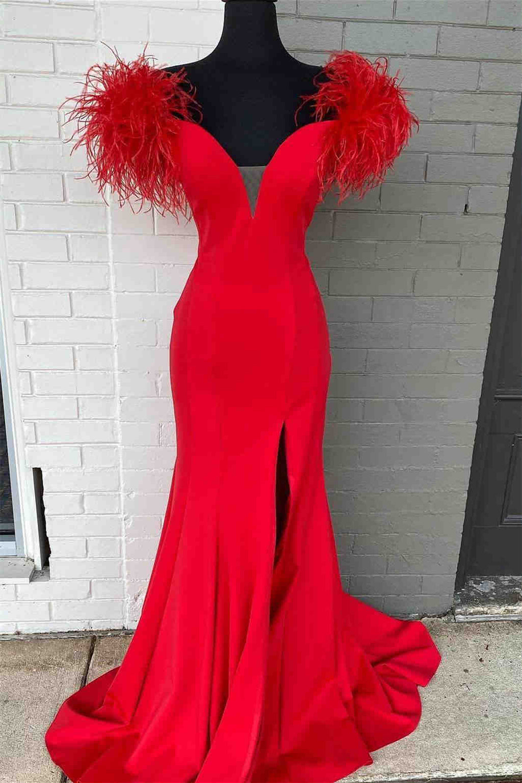 Langes rotes Partykleid mit tiefem V-Ausschnitt und freier Schulter und Federn