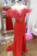 Vestido Formal Comprido Vermelho com Decote Profundo, Penas e Fenda