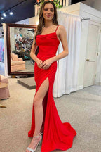Vestido de fiesta largo sencillo de satén rojo con cuello vuelto