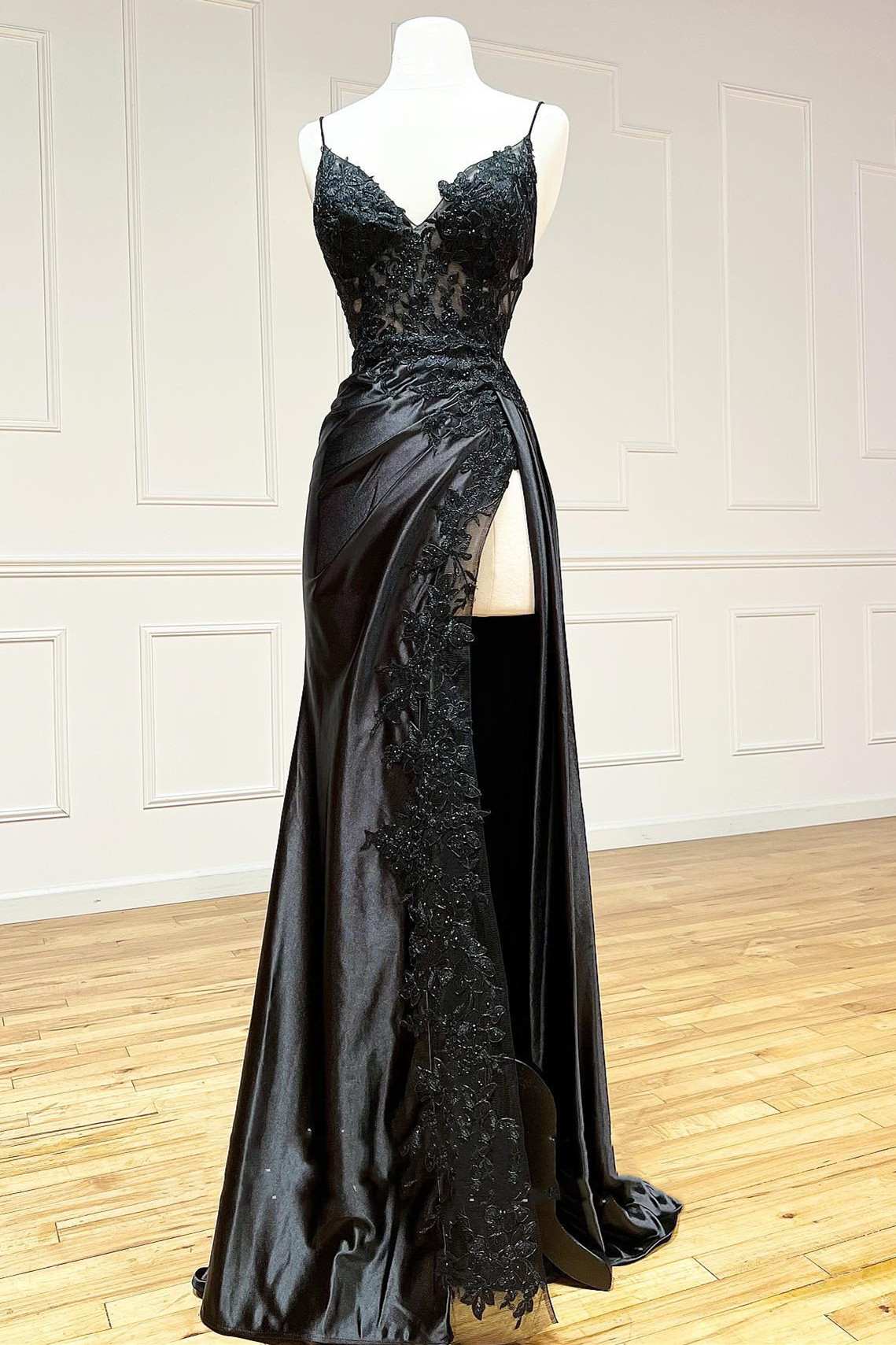 Vestido de cerimónia longo preto com aplicações justas