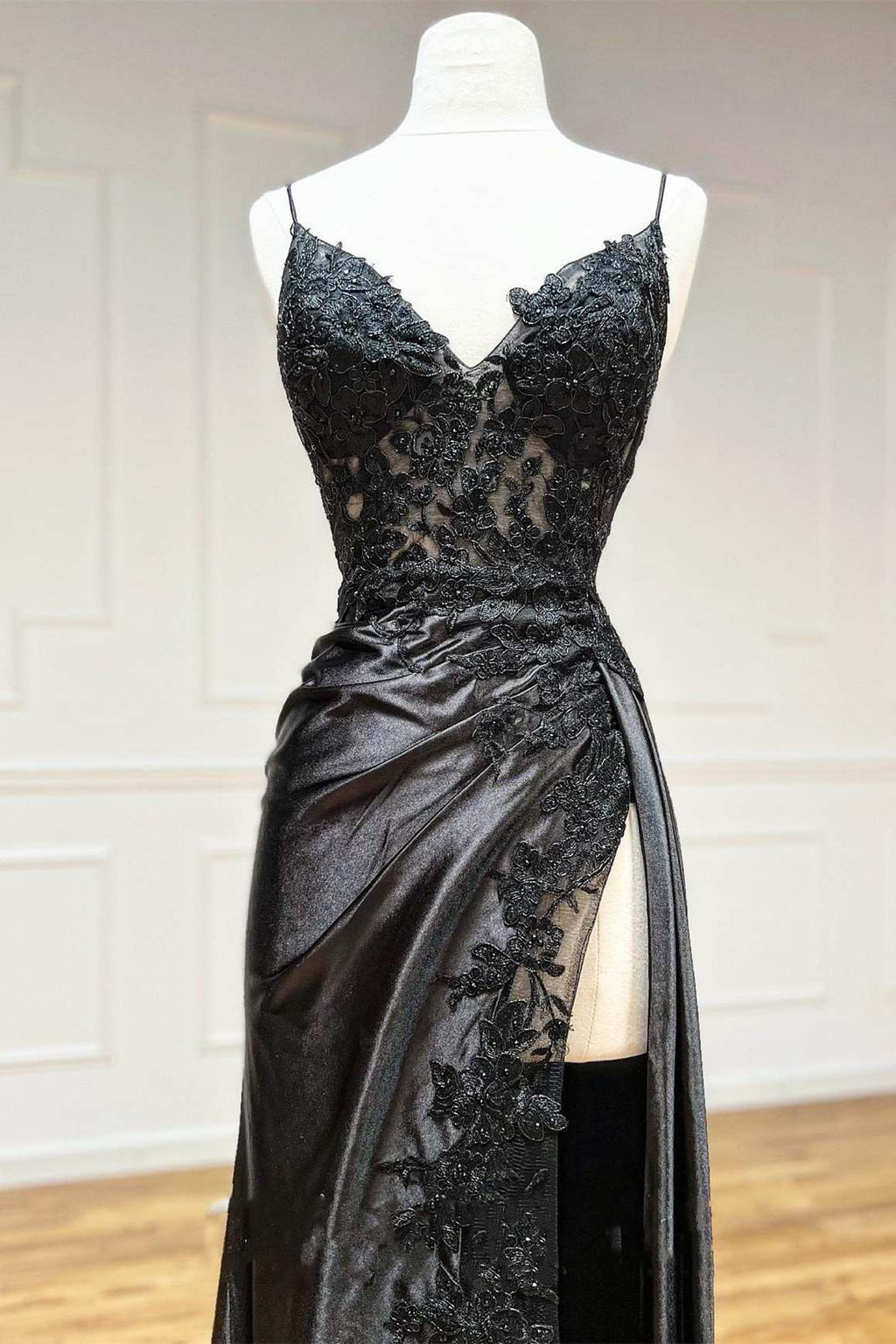 Vestido de cerimónia longo preto com aplicações justas