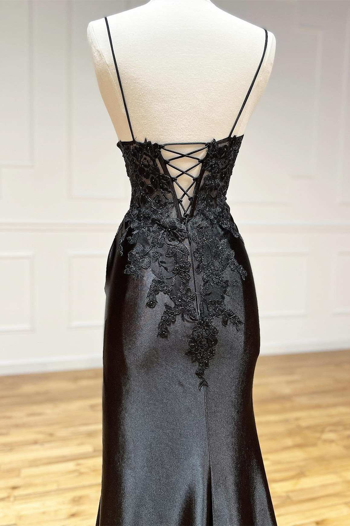 Vestido de cerimónia longo preto com aplicações justas